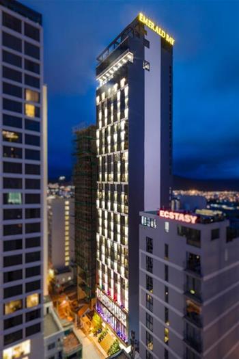 Combo 3N2Đ Emerald Bay Nha Trang 5 sao: Vé máy bay khứ hồi + Phòng Deluxe + Ăn sáng