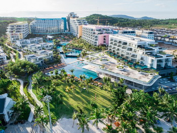 Combo 3N2Đ Premier Residences Phú Quốc Emerald Bay 5 sao: Vé máy bay khứ hồi + Phòng Standard Room có ban công + Ăn sáng + Đưa đón sân bay theo khung giờ của khách sạn